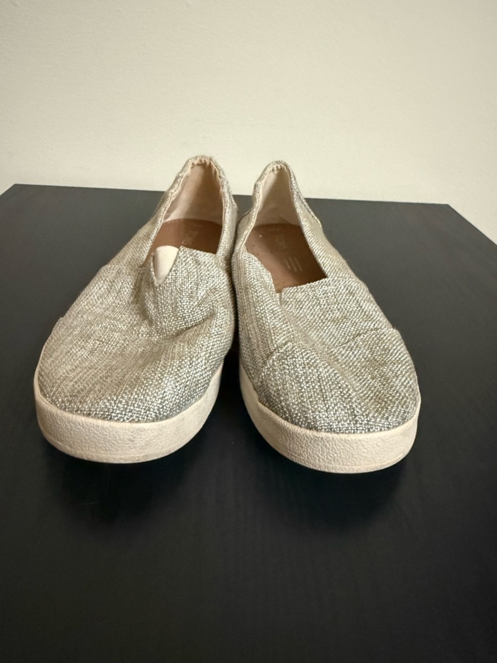 TOMS SIZE 9.5 BEIGE LINEN CANVAS SLIP ON ROUND TOE COMFORT WALKING SHOES AVALON - Picture 2 of 7
